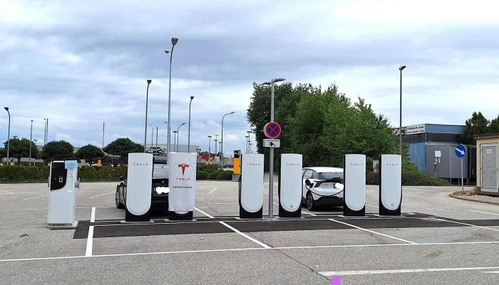 Tesla Supercharger - Pasching